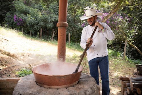 Recordista do Guinness prepara doce gigante no estande da Massey Ferguson e destaca a agricultura familiar na Agrishow