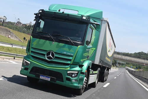 Caminhão elétrico Mercedes-Benz eActros 300 alcança ótimos resultados em testes em operações reais na Suzano
