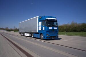 Caminhão Actros europeu é testado com B100 brasileiro em pista de testes da Daimler Truck na Alemanha