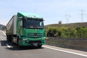 Caminhão elétrico Mercedes-Benz eActros 300 alcança ótimos resultados em testes em operações reais na Suzano