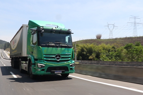 Caminhão elétrico Mercedes-Benz eActros 300 alcança ótimos resultados em testes em operações reais na Suzano