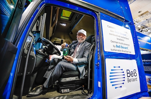 Caminhão Actros europeu é testado com B100 brasileiro em pista de testes da Daimler Truck na Alemanha