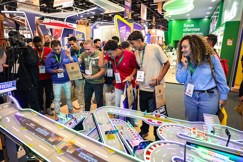  Evento foi marcado pelo lançamento do livro "Elas na Construção" com coautoria de Elaine Guedes, diretora comercial da empresa A Montana Química, referência nacional em proteção e acabamento de superfícies, esteve presente entre os dias 07 e 10 de abril, na Feicon 2026, realizada no São Paulo Expo. A empresa brasileira reforçou o papel estratégico no setor da construção civil com a participação da Elaine Guedes, diretora comercial da Montana, como coautora do livro “Elas na Construção” , lançado durante o evento. A marca apresentou um mostruário físico completo, permitindo que os visitantes visualizassem e sentissem o toque de aplicações reais em madeira. Fugindo do óbvio, a Montana também apostou na interatividade para entreter o público, promovendo uma ativação de corrida de bolinhas de gude que movimentou o estande.