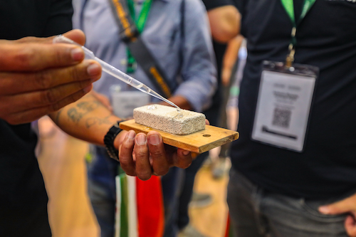 “A participação na Feicon é estratégica para fortalecer o relacionamento com todos os elos da cadeia, desde o profissional técnico até o consumidor final, consolidando nossa marca como a principal referência em tecnologia para madeira”, destaca Elaine Guedes, diretora comercial da Montana Química.