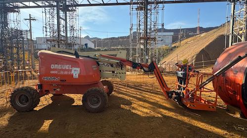Orguel fornece soluções de acesso e infraestrutura para obra bilionária da ArcelorMittal em Minas Geradores de energia, plataformas elevatórias e suporte técnico contínuo sustentaram a construção da nova planta em Itatiaiuçu A ampliação da unidade da ArcelorMittal em Itatiaiuçu (Projeto Pellet Feed 4,5), na Região Metropolitana de Belo Horizonte (RMBH), inaugurada em março, mobilizou uma das maiores estruturas industriais recentes do país. O projeto recebeu R$ 2,5 bilhões em investimentos para elevar a capacidade produtiva da Mina de Serra Azul de 1,5 milhão para 4,5 milhões de toneladas anuais. A dimensão da obra é evidenciada pelos volumes empregados: 17 mil toneladas de estruturas metálicas e equipamentos, 700 quilômetros de cabos elétricos, 35 mil metros cúbicos de concreto, 2,5 milhões de metros cúbicos de movimentação de terra e 4 mil toneladas de vergalhões. Nesse cenário, a Orguel teve participação decisiva na fase de construção e montagem, com foco em soluções de engenharia de acesso e infraestrutura para o avanço da obra. O fornecimento de geradores de energia foi um dos pilares da operação. Ao todo, foram disponibilizados mais de 35 equipamentos, com capacidades entre 60 e 300 kVA, responsáveis por abastecer várias frentes de trabalho ao longo de quase três anos. Os equipamentos operaram de forma contínua, garantindo o funcionamento de estruturas operacionais e administrativas, incluindo sistemas de iluminação, climatização e alimentação de todo o maquinário da obra. “As frentes de trabalho funcionavam 24 horas por dia, o que exigia disponibilidade energética constante e confiável para não comprometer o cronograma”, afirma Eberton Inácio Pereira, consultor de Vendas da Orguel. Outro eixo relevante foi o uso de plataformas elevatórias. Foram empregadas mais de 30 unidades, entre modelos tesoura, articulados e telescópicos, com alcance de 10 a 43 metros. Os equipamentos foram utilizados para montagens de estruturas metálicas, tubulações, instalações eletromecânicas e outras diversas execuções de trabalho em altura. A operação contou ainda com suporte técnico especializado. Equipes acompanharam diariamente o desempenho dos equipamentos, com foco em manutenção preventiva e rápida resposta a demandas operacionais. “Realizamos o acompanhamento técnico continuo para garantir a melhor performance, desempenho e segurança dos equipamentos e, principalmente, dos colaboradores da obra, com treinamentos teóricos e práticos”, destaca Eberton Pereira. Expansão e estratégia industrial Em operação desde 1969 e adquirida pela ArcelorMittal em 2008, a Mina de Serra Azul terá sua vida útil estendida até 2056 com a nova planta. A unidade produzirá pellet feed, minério de ferro com alto teor (cerca de 67%) e baixos níveis de impurezas, aumentando a eficiência nos processos siderúrgicos. A produção será destinada principalmente às operações do grupo no México. Outro avanço é a adoção da filtragem de rejeitos, tecnologia que elimina a necessidade de barragens. O material é filtrado, compactado e empilhado a seco, elevando os padrões de segurança operacional e ambiental. Sobre a Orguel A Orguel é referência nacional no desenvolvimento de soluções customizadas de engenharia, com foco na locação de equipamentos de acesso para os mais diversos setores, como mineração, construção civil, petróleo e gás. Integrante do mesmo grupo, a Mecan se destaca como uma das principais fabricantes da América Latina, atuando na produção de andaimes, fôrmas, escoramentos metálicos e componentes metalmecânicos para aplicações industriais. Juntas, as marcas oferecem tecnologia, segurança e eficiência para obras de grande porte em todo o país.