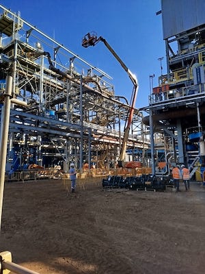 Orguel fornece soluções de acesso e infraestrutura para obra bilionária da ArcelorMittal em Minas Geradores de energia, plataformas elevatórias e suporte técnico contínuo sustentaram a construção da nova planta em Itatiaiuçu A ampliação da unidade da ArcelorMittal em Itatiaiuçu (Projeto Pellet Feed 4,5), na Região Metropolitana de Belo Horizonte (RMBH), inaugurada em março, mobilizou uma das maiores estruturas industriais recentes do país. O projeto recebeu R$ 2,5 bilhões em investimentos para elevar a capacidade produtiva da Mina de Serra Azul de 1,5 milhão para 4,5 milhões de toneladas anuais. A dimensão da obra é evidenciada pelos volumes empregados: 17 mil toneladas de estruturas metálicas e equipamentos, 700 quilômetros de cabos elétricos, 35 mil metros cúbicos de concreto, 2,5 milhões de metros cúbicos de movimentação de terra e 4 mil toneladas de vergalhões. Nesse cenário, a Orguel teve participação decisiva na fase de construção e montagem, com foco em soluções de engenharia de acesso e infraestrutura para o avanço da obra. O fornecimento de geradores de energia foi um dos pilares da operação. Ao todo, foram disponibilizados mais de 35 equipamentos, com capacidades entre 60 e 300 kVA, responsáveis por abastecer várias frentes de trabalho ao longo de quase três anos. Os equipamentos operaram de forma contínua, garantindo o funcionamento de estruturas operacionais e administrativas, incluindo sistemas de iluminação, climatização e alimentação de todo o maquinário da obra. “As frentes de trabalho funcionavam 24 horas por dia, o que exigia disponibilidade energética constante e confiável para não comprometer o cronograma”, afirma Eberton Inácio Pereira, consultor de Vendas da Orguel. Outro eixo relevante foi o uso de plataformas elevatórias. Foram empregadas mais de 30 unidades, entre modelos tesoura, articulados e telescópicos, com alcance de 10 a 43 metros. Os equipamentos foram utilizados para montagens de estruturas metálicas, tubulações, instalações eletromecânicas e outras diversas execuções de trabalho em altura. A operação contou ainda com suporte técnico especializado. Equipes acompanharam diariamente o desempenho dos equipamentos, com foco em manutenção preventiva e rápida resposta a demandas operacionais. “Realizamos o acompanhamento técnico continuo para garantir a melhor performance, desempenho e segurança dos equipamentos e, principalmente, dos colaboradores da obra, com treinamentos teóricos e práticos”, destaca Eberton Pereira. Expansão e estratégia industrial Em operação desde 1969 e adquirida pela ArcelorMittal em 2008, a Mina de Serra Azul terá sua vida útil estendida até 2056 com a nova planta. A unidade produzirá pellet feed, minério de ferro com alto teor (cerca de 67%) e baixos níveis de impurezas, aumentando a eficiência nos processos siderúrgicos. A produção será destinada principalmente às operações do grupo no México. Outro avanço é a adoção da filtragem de rejeitos, tecnologia que elimina a necessidade de barragens. O material é filtrado, compactado e empilhado a seco, elevando os padrões de segurança operacional e ambiental. Sobre a Orguel A Orguel é referência nacional no desenvolvimento de soluções customizadas de engenharia, com foco na locação de equipamentos de acesso para os mais diversos setores, como mineração, construção civil, petróleo e gás. Integrante do mesmo grupo, a Mecan se destaca como uma das principais fabricantes da América Latina, atuando na produção de andaimes, fôrmas, escoramentos metálicos e componentes metalmecânicos para aplicações industriais. Juntas, as marcas oferecem tecnologia, segurança e eficiência para obras de grande porte em todo o país.