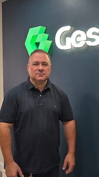 A presença feminina no setor de frotas e logística no Brasil alcançou 22% em 2026, segundo a Pesquisa da Platform Science em parceria com a Gestran, desenvolvedora de sistemas para gestão de frotas. O dado ganha relevância quando comparado ao levantamento anterior, que registrava 15,8%, evidenciando um avanço consistente na participação das mulheres na área.Para Paulo Raymundi, CEO da Gestran, avançar de um patamar inferior a 16% para mais de 20% em poucos ciclos vai além da inclusão, representando uma transformação estrutural no perfil da área. Segundo ele, o próprio estudo mostra que esse avanço ocorre após um período de estagnação, indicando uma mudança consistente no comportamento do setor. A presença feminina cresce de forma mais estável e acompanha a evolução da logística no país. “O aumento da participação feminina no setor de frotas vai além de um avanço social. Ele traduz uma mudança concreta no perfil da gestão, hoje mais orientada a processos, dados e coordenação operacional. A operação logística está cada vez mais apoiada em sistemas de gestão de frotas, telemetria, monitoramento em tempo real e ferramentas de inteligência — e o diferencial competitivo deixou de estar na execução operacional para se concentrar na capacidade de gestão”, destaca o CEO da Gestran. Os dados da pesquisa incluíram a base da empresa, que atua com cerca de 70 mil veículos e 7 mil usuários ativos, em 20 estados brasileiros.