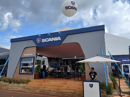 Scania oferece soluções completas de produtos, serviços e financeiras na Agrishow 2026 