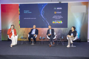 Construção civil avança em industrialização, digitalização e qualidade em agenda estratégica na FEICON ABRAMAT reúne indústria, governo e varejo em debates sobre produtividade, capacitação e desafios de conformidade no setor São Paulo, 10 de abril de 2026 – A construção civil brasileira avança na adoção de modelos mais industrializados e digitais, ao mesmo tempo em que enfrenta desafios relacionados à qualidade e à competitividade no mercado. Esses temas marcaram a participação da Associação Brasileira da Indústria de Materiais de Construção (ABRAMAT) no primeiro dia da FEICON 2026, com uma agenda que reuniu indústria, governo, academia e varejo em torno das principais transformações do setor. O principal destaque da programação foi o seminário sobre o Projeto Construa Brasil, iniciativa coordenada pelo Ministério do Desenvolvimento, Indústria, Comércio e Serviços (MDIC), que vem estruturando a modernização da construção civil com foco em desburocratização, digitalização e industrialização. Colaboradora ativa do projeto, a ABRAMAT sediou o encontro e reforçou seu papel na articulação da indústria em torno dessa agenda.