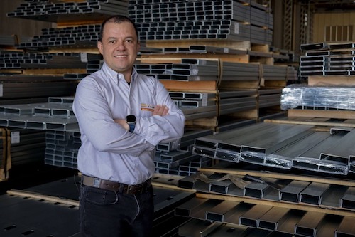 Fachada das lojas | Divulgação: Espaço Smart A Espaço Smart, primeira loja de casas do Brasil e maior ecossistema de Steel Frame da América Latina, anuncia a inauguração de cinco novas lojas físicas em diferentes regiões do país: Campinas (SP), Londrina (PR), Feira de Santana (BA), Parnamirim (RN) e Juiz de Fora (MG). As novas unidades reforçam a estratégia de expansão da construtech e consolidam sua presença em 21 estados brasileiros, totalizando 50 operações entre Brasil e Paraguai. O movimento amplia o acesso à construção a seco nas regiões Sul, Sudeste e Nordeste, além de fortalecer a atuação da empresa no interior de mercados estratégicos. “Estamos avançando com uma expansão estruturada, que acompanha o crescimento da construção a seco no Brasil. Nosso foco é garantir presença regional com capacidade logística e suporte técnico, permitindo que o Steel Frame seja uma escolha viável em diferentes perfis de obra”, afirma Rubens Campos, CEO da Espaço Smart.