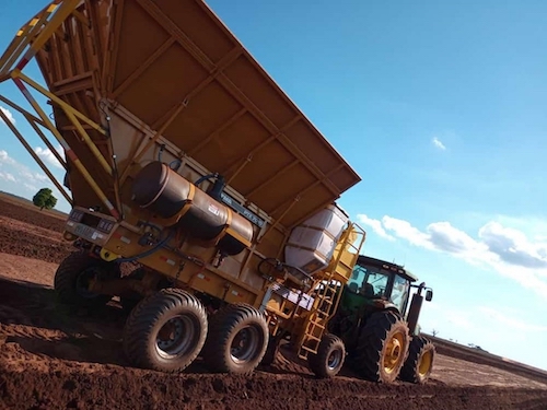 TMA na Agrishow 2026: plantadora de cana com IA chega ao mercado e carreta de vinhaça ganha protagonismo em cenário de tensão no Irã