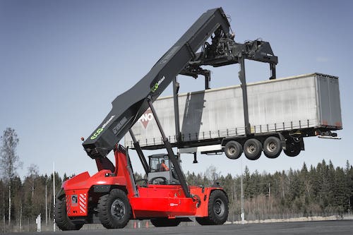 Tracbel lança nova linha de movimentadores de contêineres Kalmar de até 45 toneladas para infraestrutura logística Tracbel lança nova linha de movimentadores de contêineres Kalmar de até 45 toneladas para infraestrutura logística