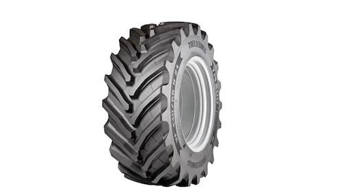 A Trelleborg Tires, marca global líder em soluções avançadas de pneus para o setor agrícola, apresentará suas mais recentes inovações em pneus agrícolas na Agrishow 2026, em Ribeirão Preto (Brasil), no estande #E8b, uma das mais importantes feiras agrícolas da América Latina. A tecnologia ProgressiveTraction® é o destaque desta edição, demonstrando como a inovação em pneus continua impulsionando o progresso na agricultura moderna, aumentando a tração e a eficiência operacional, juntamente com soluções desenvolvidas para atender às demandas em constante evolução das operações agrícolas, que cada vez mais combinam atividades no campo e transporte rodoviário. Atendendo às demandas da agricultura moderna As operações agrícolas no Brasil estão se tornando cada vez mais exigentes, com cargas mais elevadas, uso misto entre campo e estrada e ciclos contínuos de trabalho — especialmente em segmentos como a cana-de-açúcar. Nesse contexto, os pneus deixam de ser apenas um componente operacional e passam a ser um fator estratégico que impacta diretamente a produtividade, a eficiência de combustível e o custo por hectare. As mais recentes inovações da Trelleborg foram desenvolvidas para apoiar essa transformação, ajudando produtores e operadores a melhorar o desempenho, preservar a estrutura do solo e otimizar a eficiência operacional. No centro do portfólio está o TM1000 ProgressiveTraction® (exposto na medida VF 710/70R42 PFO 184D), desenvolvido para tratores de alta potência. O pneu combina as tecnologias VF e PFO com o desenho de banda ProgressiveTraction®, permitindo maior capacidade de carga, melhor tração e uma pegada otimizada, reduzindo o estresse sobre o solo durante a operação.