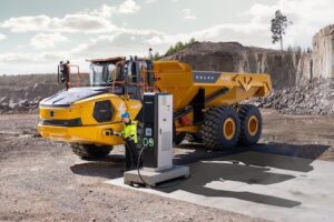 Volvo CE começa a produzir caminhões articulados elétricos em série na Europa