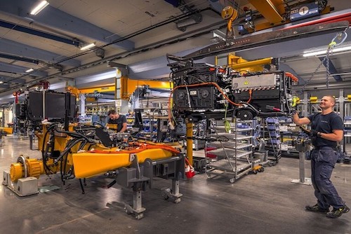 Volvo CE começa a produzir caminhões articulados elétricos em série na Europa