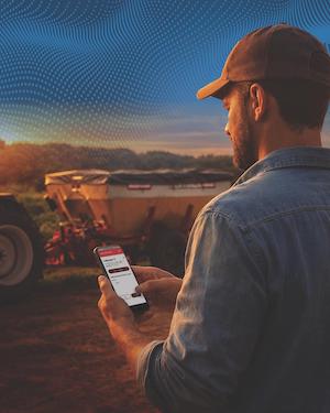 Tecnologia para controlar a adubação por celular ganha espaço no campo e chega à Agrishow 2026 com a Marispan Empresa apresenta soluções eficientes que democratizam a modernização da lavoura para diferentes perfis de produtores rurais Em um cenário em que o produtor rural busca cada vez mais precisão, redução de custos e facilidade na operação, soluções que combinam tecnologia acessível e eficiência prática ganham espaço no campo. Neste contexto, a Marispan lança, na Agrishow 2026, em Ribeirão Preto (SP), ferramentas voltadas ao controle operacional e à produtividade na lavoura. A feira será realizada entre 27 de abril e 1º de maio. Entre os lançamentos estão o e-TF Fertinox, sistema eletrônico que permite comandar a adubação pelo celular e o Fertinox 2200 Multiuso, distribuidor de sólidos com aplicação 3 em 1. O e-TF Fertinox integra tecnologia digital à robustez mecânica já reconhecida da linha Fertinox. Conectado por Bluetooth, o sistema permite que o operador regule, calibre e acompanhe a adubação diretamente pelo aplicativo no celular, antes e durante o trabalho. Além de ampliar o controle sobre a operação, a solução também armazena histórico de aplicação, recurso que contribui para o planejamento e a organização das atividades no campo. Desenvolvido especialmente para o produtor rural que busca praticidade sem abrir mão de precisão, o e-TF foi pensado para atender diferentes perfis de usuários, principalmente na agricultura familiar, com interface intuitiva e operação simplificada. “O e-TF nasce para aproximar a tecnologia da rotina do produtor de forma simples e prática. O celular se transforma em uma ferramenta de controle da operação, sem exigir um investimento elevado. Com isso, garante eficiência na aplicação, economia de tempo e melhor gestão do trabalho no campo”, destaca o gerente de marketing da Marispan, Eduardo Cardoso Pimenta. Outro lançamento da empresa na feira é o Fertinox 2200 Multiuso, distribuidor de sólidos desenvolvido para adubação de precisão. A máquina foi projetada como uma solução 3 em 1, permitindo a aplicação de composto orgânico, adubo granulado e calcário. Com kit de fácil troca e esteira de colmeia, o equipamento busca ampliar a versatilidade no uso e otimizar o aproveitamento de insumos. A estrutura em aço inox reforça a durabilidade do equipamento mesmo em condições severas de trabalho e o sistema por engrenagens contribui para uma regulagem mais simples e uma distribuição consistente, independentemente da velocidade do trator. O modelo tem potência mínima requerida de 50 cv, capacidade máxima de carga de 2.200 kg e volume de 2.000 litros. “O Fertinox 2200 Multiuso foi desenvolvido para atender uma demanda do produtor que trabalha com adubação em menor escala. Ao reunir diferentes tipos de aplicação em um único equipamento, conseguimos otimizar o uso de insumos, reduzir custos operacionais e tornar a rotina no campo mais prática e produtiva”, afirma o gerente de Vendas da Marispan, Bruno Campez. Comemoração dos 10 anos da Série M A Marispan também aproveita a Agrishow para celebrar os 10 anos da Série M, linha de carregadores frontais criada para atender médios e grandes produtores em operações de diferentes níveis de exigência. Compatível com tratores de 50 a 240 cv, a série reúne atributos como alta capacidade de carga, sistema autonivelante, durabilidade e ampla oferta de acessórios, ampliando a versatilidade no dia a dia da propriedade. A Série M foi desenvolvida para atividades que vão desde a movimentação de materiais até tarefas mais pesadas, com soluções que buscam aumentar a performance e reduzir o tempo de parada nas operações. “Ao completar 10 anos, a Série M reflete a evolução contínua da Marispan ao lado do produtor rural. Ao longo dessa trajetória, a linha incorporou tecnologia e desempenho sem abrir mão da robustez, acompanhando o desenvolvimento das operações no campo”, conclui o Diretor Operacional da empresa, Paulo Nascimento. Sobre a Marispan A Marispan é especialista e líder em carregadores frontais para tratores agrícolas. Localizada em Batatais (SP), a empresa tem como missão desenvolver implementos agrícolas de alta qualidade e classe mundial, oferecendo suporte ao cliente com excelência e compromisso. Com a visão de expandir de maneira consistente e sustentável, assegurando que o negócio permaneça competitivo e sólido, a Marispan possui seus valores em compromisso com a ética, a segurança, a inovação e a tecnologia, impulsionando uma cultura de evolução contínua para gerar impacto positivo em nossos colaboradores, parceiros e sociedade.