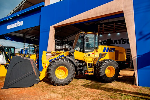 Komatsu faz o pré-lançamento da WA320-8M1 Sugarcane Application para o agro na Agrishow 2026