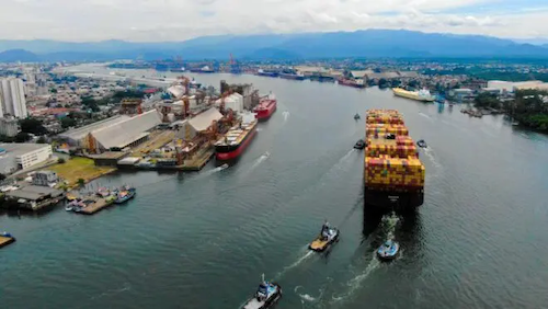 Dragagem de manutenção no terminal da DP World em Santos No mês de abril, a DP World realizará uma dragagem de manutenção nos berços de atracação e nas áreas de manobra do terminal. A atividade terá duração aproximada de 30 dias, considerando a disponibilidade das áreas livres nos berços. O início dos trabalhos está previsto para ocorrer imediatamente após a obtenção de todas as autorizações necessárias. A dragagem é um processo fundamental para a manutenção da profundidade adequada dos berços de atracação, garantindo o tráfego seguro das embarcações que operam no Porto de Santos. Os sedimentos retirados durante a dragagem serão destinados ao Polígono de Disposição Oceânica (PDO), área oficialmente definida e aprovada pela Autoridade Portuária de Santos (APS) para o descarte do material dragado do porto. A dragagem será realizada de forma controlada, com a Draga HJ 6009 , seguindo procedimentos operacionais específicos e com monitoramento ambiental, de modo a minimizar possíveis impactos ao meio ambiente. Essas ações de comunicação fazem parte do Programa de Comunicação Social (PCS), conforme estabelecido na Licença de Operação nº 1152/2013 (3ª Retificação) e nas complementações constantes do Parecer Técnico nº 140/2025 e do Parecer Técnico nº 9/2026. Ao divulgar estas informações, a empresa segue de modo transparente a obrigação do empreendedor no âmbito do processo de Licenciamento Ambiental Federal, em atendimento ao Anexo 5.3 da Instrução Normativa Ibama nº 02/2011, conduzido pelo Instituto Brasileiro de Meio Ambiente e dos Recursos Naturais Renováveis (Ibama), assegurando que as atividades portuárias sejam realizadas de maneira a minimizar os impactos ambientais. As ações não visam apenas o presente, mas principalmente o futuro do Porto de Santos. CANAL DE OUVIDORIA Em caso de dúvidas, sugestões ou reclamações, contate: ouvidoria.ssz@dpworld.com
