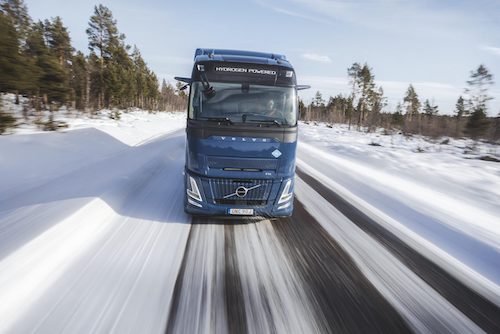 Volvo inicia testes de caminhões com motor de combustão a hidrogênio na Europa