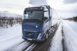 Volvo inicia testes de caminhões com motor de combustão a hidrogênio na Europa