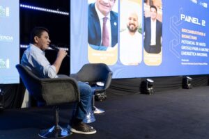 “Mato Grosso vai se tornar a Califórnia brasileira”, diz Cidinho Santos Ex-senador aponta avanço dos biocombustíveis, biometano e industrialização do agro como motores da transformação econômica do Estado O avanço da produção de etanol de milho, biodiesel e biometano pode colocar Mato Grosso entre os principais polos de bioenergia e industrialização do país nos próximos anos. A avaliação foi feita pelo ex-senador Cidinho Santos durante o painel “Biocombustíveis e Biometano – potencial de Mato Grosso para a matriz energética nacional”, realizado no Encontro da Indústria do Setor Elétrico 2026, em Cuiabá, nesta terça-feira (12.05). Segundo ele, o Estado já vive uma transformação econômica impulsionada pela agregação de valor da produção agrícola, expansão da proteína animal, crescimento da infraestrutura logística e avanço de novas fontes de energia renovável. “Mato Grosso vai se tornar a Califórnia brasileira. Nós teremos produção de grãos, agregação de valor, proteína animal, biocombustíveis, biometano, ferrovias e logística integrada. Nos próximos anos o Brasil vai falar muito de Mato Grosso”, afirmou. Hoje, Mato Grosso já ocupa posição de destaque nacional na produção de biocombustíveis, sendo o maior produtor de etanol de milho do Brasil e o segundo maior produtor nacional de biodiesel. Durante o painel, Cidinho destacou que a industrialização da soja, milho e caroço de algodão criou novas cadeias econômicas no Estado e ampliou a competitividade do agronegócio mato-grossense. O ex-senador também apontou o biometano como uma das próximas fronteiras energéticas do Estado, principalmente pelo potencial de aproveitamento de resíduos industriais gerados por frigoríficos, usinas e agroindústrias. “O biometano é algo novo, mas com potencial gigantesco. Os resíduos das indústrias podem se transformar em energia para abastecer a própria operação industrial e gerar ainda mais competitividade para Mato Grosso”, disse. Para o ex-senador, o crescimento da bioenergia deve caminhar junto com grandes projetos estruturantes em discussão no Estado, como ferrovias, rodovias e o projeto do alcooduto para escoamento da produção de etanol. O empreendimento já possui interesse da iniciativa privada e aguarda inclusão no Programa de Aceleração do Crescimento (PAC), o que pode acelerar os processos de licenciamento ambiental. “A inclusão no PAC não significa dinheiro público. O investimento será privado. Mas isso dará agilidade nos licenciamentos e pode permitir que a obra fique pronta em três ou quatro anos”, explicou. O ex-senador também afirmou que a tecnologia vem permitindo novas formas de aproveitamento energético dentro das próprias cadeias industriais, incluindo captura de CO₂, produção de ureia e geração de energia a partir de resíduos orgânicos. A avaliação é de que o avanço dessas soluções pode reduzir custos industriais, ampliar a segurança energética e fortalecer a industrialização sustentável do Estado. Cidinho ainda destacou a importância do Encontro da Indústria do Setor Elétrico como espaço para discussão de políticas públicas, inovação e oportunidades ligadas ao setor energético. “Esse evento reúne toda a cadeia da energia e ajuda a mostrar o potencial que Mato Grosso possui. O Estado precisa aproveitar suas vocações naturais e transformar isso em desenvolvimento”, completou. Também participaram do painel o diretor de Departamento de Programas de Inovação do Ministério da Ciência, Tecnologia e Inovação (MCTI); Osório Coelho, o especialista Felipe Souza Marques, presidente do CIBiogás; e o moderador foi o diretor da MT Gás, Toco Palma.