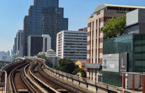 Expansão histórica do metrô e dos trens em São Paulo reacende debate sobre mobilidade urbana e planejamento das cidades