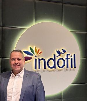 Engenheiro agrônomo Juliano Uebel Diante desse cenário, a empresa prepara o lançamento de um novo defensivo agrícola no país. A Indofil, referência global na produção de fungicidas à base de mancozebe, anuncia o Curatis, solução que reúne três ingredientes ativos: mancozebe, protioconazol e picoxistrobina, em uma poderosa formulação SC a base de água, unindo alto desempenho, estabilidade superior e entrega consistente em todas as regiões produtoras do Brasil. A expectativa da companhia é comercializar cerca de 3 milhões de litros do produto ainda em 2026, volume que pode trazer grande impacto no faturamento e incremento na estrutura da operação brasileira.