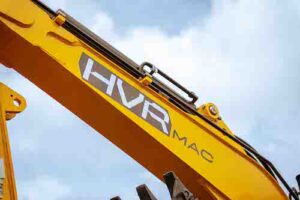 Desenvolvimento 100% brasileiro, configuração premium e preço competitivo: Grupo KMR lança marca de linha amarela na Agrishow 2026