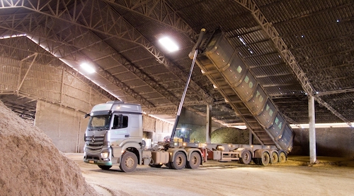 Botuverá reafirma satisfação com o caminhão extrapesado Mercedes-Benz Axor e adquire 36 unidades para transporte de grãos de milho