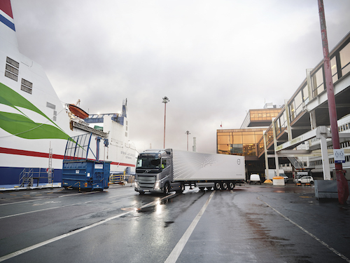 Volvo lança Safety Zones, serviço conectado que reduz a velocidade dos caminhões em áreas restritas