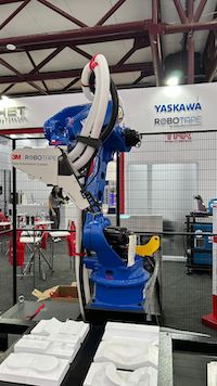 Yaskawa Motoman lançou o Checkbot e a Célula Robô Tape na Feimec 2026
