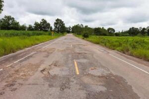 Erosões e buracos concentram até 91,6% dos problemas nas rodovias brasileiras e impulsionam debate sobre inovação no setor