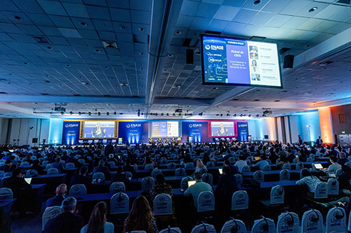 A síntese das discussões reforçou uma mensagem central: embora o Brasil possua recursos, tecnologia e capital para liderar a transição energética global, o país precisa ava