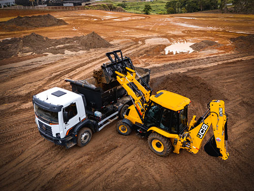 JCB lança nova retroescavadeira 3CX Plus, elevando o padrão global de tecnologia, conforto e eficiência
