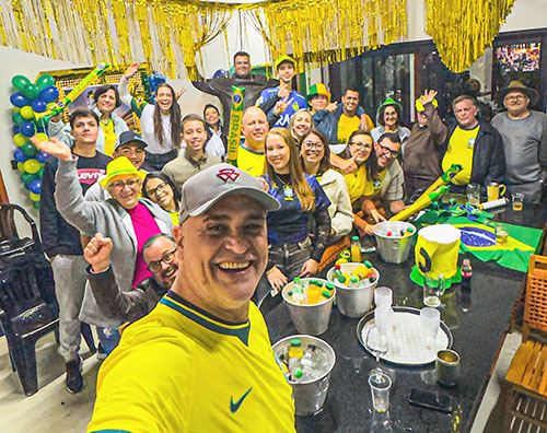 Produtor rural de Santo Antônio do Aracanguá (SP) acompanha jogo do Brasil ao lado do goleiro Marcos em campanha da Massey Ferguson