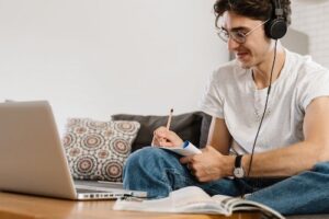 ‘ABM Ensina’ estreia com aulas online e cursos com linguagem acessível sobre mineração e siderurgia