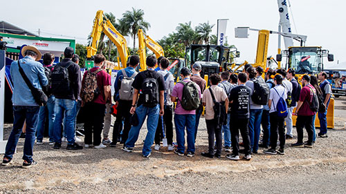 Brazil Equipo Show incentiva qualificação profissional com curso gratuito de retroescavadeira