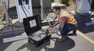 Fluke lança analisador portátil que simula veículos elétricos para testes em estações de recarga rápida