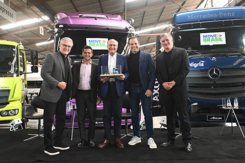 Mercedes-Benz participa do Feirão Move Brasil e apoia motoristas autônomos na renovação da frota de caminhões