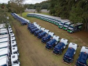 Instituto Água e Terra entrega 129 caminhões Mercedes-Benz Atego para municípios do Paraná