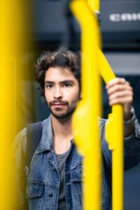 Escrito nas estrelas: o ônibus como espaço para encontros e conexões