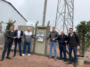 O Parque Tecnológico Agroleite passa a contar com cobertura de telefonia móvel 4G por meio de uma torre instalada de forma definitiva no local. A infraestrutura, inaugurada na sexta-feira, 31 de julho, representa um importante avanço para a infraestrutura de comunicação da região, beneficiando cooperados, visitantes, expositores e a comunidade do entorno. A inauguração contou com a presença do presidente da Castrolanda, Willem Berend Bouwman, do gerente do Parque Tecnológico Agroleite, Gustavo Viganó, além de representantes da TIM Brasil, empresa responsável pela implantação da infraestrutura. A nova torre atende uma demanda histórica da área, que até então não contava com sinal de telefonia móvel para o público. Com uma abrangência estimada de aproximadamente 15 quilômetros, favorecida pelo relevo plano da região, a rede é aberta ao público e proporciona mais segurança, comunicação e acesso à informação durante todo o ano. A instalação foi viabilizada por intermédio do programa de incentivo do Governo do Estado do Paraná, que autoriza a utilização de créditos de ICMS (Imposto sobre Circulação de Mercadorias e Serviços) para investimentos estruturantes. O gerente de Tecnologia e Informação da Castrolanda, Emerson Zanoti Rosa, explica que a iniciativa surgiu para solucionar um desafio antigo relacionado à conectividade do parque. “Tínhamos o desafio de garantir conectividade para o Parque Tecnológico Agroleite e seus visitantes. Em conjunto com a UniTI, o Governo do Estado e a Prefeitura, conseguimos viabilizar um modelo que atenderá o parque durante todo o ano. Essa torre representa um ganho importante para o Agroleite, para os produtores, para a comunidade e para toda a região”, destaca. O diretor executivo da UniTI, Alfredo Kugeratski, ressalta que, das 23 cooperativas paranaenses que integram a entidade, a Castrolanda foi pioneira na implantação de uma torre pública de telefonia. “A Castrolanda trouxe o desafio de melhorar a conectividade, e essa parceria tornou possível o investimento no parque. Os visitantes também serão beneficiados, assim como toda a região”, afirma. Para o presidente da Castrolanda, Willem Berend Bouwman, este é mais um projeto que fortalece o Parque Tecnológico Agroleite e facilita a comunicação entre as pessoas. “A Castrolanda também se preocupa com a comunidade onde está inserida, e essa torre beneficiará moradores e produtores rurais da região, ampliando as possibilidades de comunicação para todos que vivem e trabalham no entorno”. “O Parque Tecnológico Agroleite incorpora cada vez mais ativos científicos, empresas e grandes equipamentos. Esse investimento fortalece a infraestrutura do parque e gera benefícios para toda a sociedade. Ter uma torre instalada aqui representa um avanço importante para quem utiliza esse espaço ao longo de todo o ano”, reforça o gerente do Parque Tecnológico Agroleite, Gustavo Viganó. Segundo a TIM Brasil, a implantação da torre leva conectividade a uma região que se consolidou como um importante polo de tecnologia, inovação e disseminação de conhecimento para o agronegócio. “Com esta entrega para a Castrolanda, a nova torre da TIM, além de apoiar as atividades da cooperativa, beneficiará cooperados, comunidades vizinhas e os milhares de visitantes recebidos anualmente durante o Agroleite. Como líder e pioneira em conectividade rural, com 29,6 milhões de hectares cobertos com 4G em todo o país, seguimos investindo para conectar pessoas, negócios e oportunidades, contribuindo para a evolução do agro brasileiro”, destaca Paulo Humberto Gouvea, Business Advisor da TIM Brasil. Sobre a Castrolanda A Castrolanda Cooperativa Agroindustrial foi fundada por imigrantes holandeses em 1951, no município de Castro-PR. A primeira atividade econômica dos imigrantes e da cooperativa foi a pecuária leiteira, que tornou-se uma referência para todo o Brasil. A partir da década de 1970 outras atividades começaram a ser desenvolvidas pelos cooperados. Hoje a Castrolanda atua em quatro cadeias de negócios: agrícola, carnes (suínos e ovinos), leite e batata, com unidades nos estados do Paraná, São Paulo e Tocantins. A Castrolanda tem como missão gerar valor aos seus mais de 1200 cooperados, proporcionando segurança e conveniência para que possam focar no mais importante: produzir. A cooperativa acredita na união entre todos para avançar e desenvolver as famílias dos cooperados e toda a sociedade