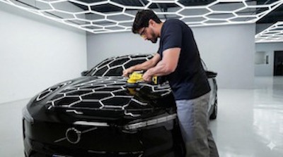 "Estamos sempre atentos às transformações do mercado e às necessidades dos profissionais que buscam aumentar sua produtividade sem renunciar à qualidade. A estética automotiva é um segmento que exige atenção aos detalhes, precisão e mobilidade. Por isso, disponibilizamos soluções que contribuem tanto para a execução dos serviços quanto para a organização e o transporte das ferramentas utilizadas no dia a dia", afirma Daniel Romano, Diretor de Marketing da STANLEY. Entre os destaques do portfólio estão as ferramentas a bateria, que oferecem maior liberdade de movimentação durante os procedimentos, eliminando limitações causadas por cabos e facilitando o acesso a diferentes áreas do veículo. A marca também disponibiliza ferramentas manuais desenvolvidas para aplicações que exigem precisão e resistência, além de sistemas de armazenamento robustos que ajudam os profissionais a manterem seus equipamentos protegidos, organizados e sempre prontos para uso. Politrizes Roto Orbitais A Politriz Roto Orbital de 3” (76mm) 20V MAX* Brushless – SBE130 e a Politriz Roto Orbital 5” (127mm) 20V MAX* Brushless – SBE150, contam com uma órbita de dupla ação, para minimizar o acúmulo de calor e contam com um curso de 12mm para trazer uma correção de pintura maximizada.