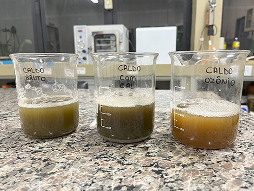 Dia Nacional da Ciência: pesquisa desenvolvida por alunos de Engenharia Química da Uniube utiliza ozônio no branqueamento do caldo de cana-de-açúcar