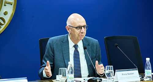 Enquanto o país discute o percentual ideal de etanol na gasolina, Plínio Nastari, presidente do Instituto Brasileiro de Bioenergia e Bioeconomia (IBIO) e fundador e CEO do Grupo Datagro, propôs uma pergunta diferente em palestra ao Conselho do Agronegócio (AC/Agro) da Associação Comercial de São Paulo (ACSP), aberta pelo presidente da entidade, Alfredo Cotait Neto, nesta quinta-feira (27): quanto o etanol realmente vale? O combustível tem octanagem de 116, ante 87 da gasolina pura. Essa vantagem técnica, argumentou Nastari, equivale à do tolueno, aditivo que no mercado internacional chega a valer de 30% a 40% a mais do que a gasolina. O etanol brasileiro, no entanto, é precificado abaixo desse patamar porque compete diretamente com a gasolina, e não pelo que entrega em qualidade de combustão. A mistura também permite o uso de uma gasolina base de menor octanagem e mais barata, o que amplia a economia repassada ao consumidor.