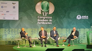 Alckmin anuncia crédito de R$ 4 bilhões para fertilizantes no Congresso da ANDA