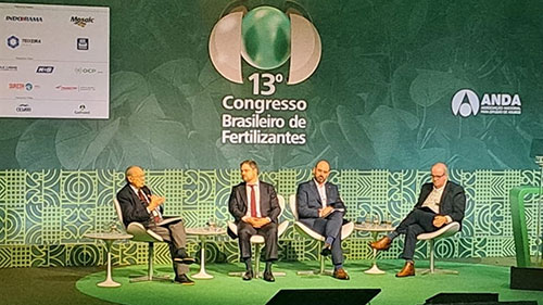 Alckmin anuncia R$ 4 bilhões em crédito para fertilizantes durante Congresso da ANDA