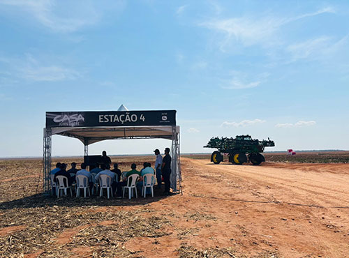 Casa John Deere apresenta tecnologia que identifica plantas daninhas e reduz uso de defensivos
