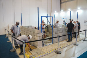 Concrete Show leva construção em escala real ao pavilhão com apartamento de alvenaria e casa de paredes de concreto