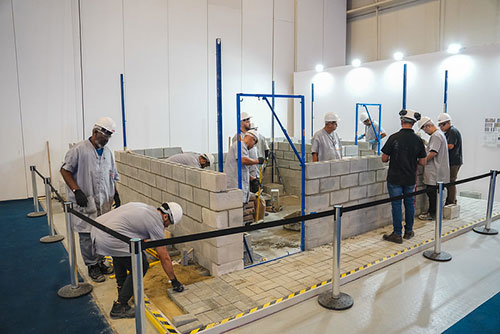  Concrete Show leva construção em escala real ao pavilhão com apartamento de alvenaria e casa de paredes de concreto